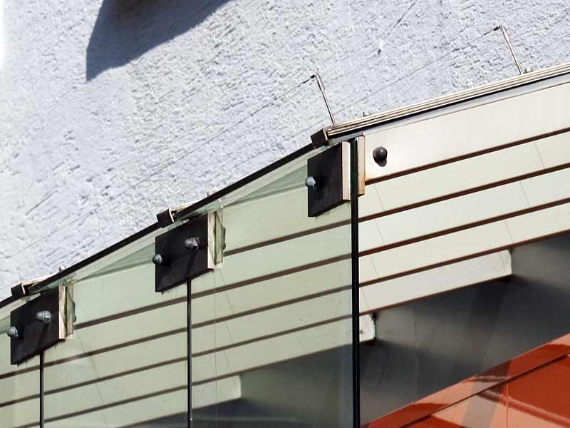 Spanndrahtsystem zur Taubenabwehr am Vordach eines Geschäfts in der Innenstadt. Von unseren erfahrenen Monteuren angebracht, fast unsichtbar und effektiv. Kleinlogel GmbH, Darmstadt