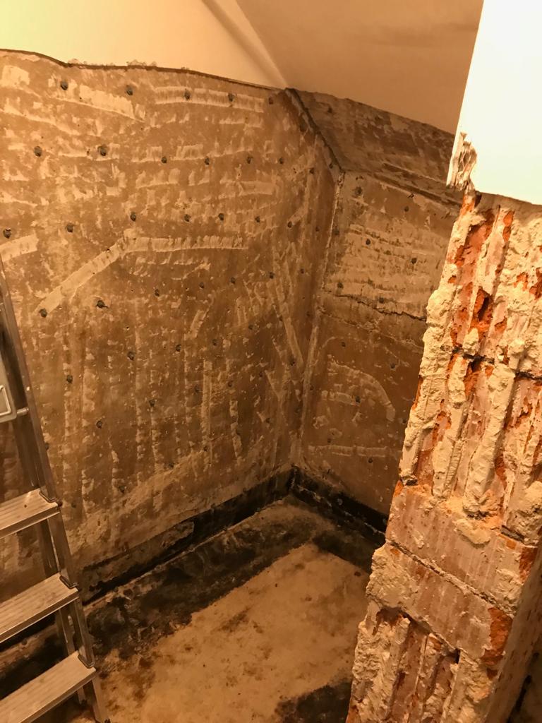 Behandelte Wand bei einer Hausschwammsanierung